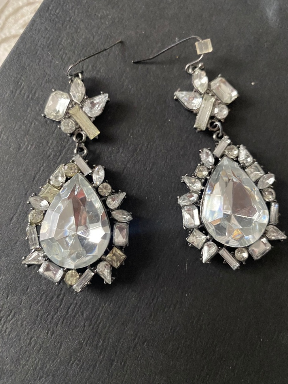 VTG Y2K AVON GLAM DANGLING CRYSTAL EARRINGS